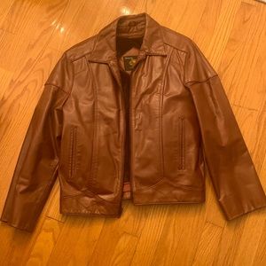 This is a brown leather jacket from fantastic international size 38.